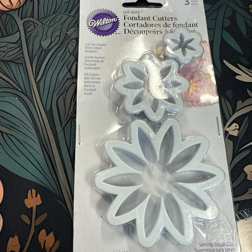 Wilton Fondant Decorative Punch Set 3D Decorations 8 Designs Cakes Cookies NIP